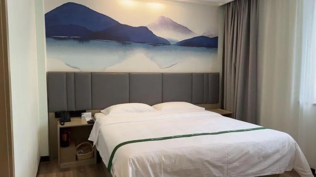 Bed in GreenTree Inn Puyang Ruifengyuan Business Hotel