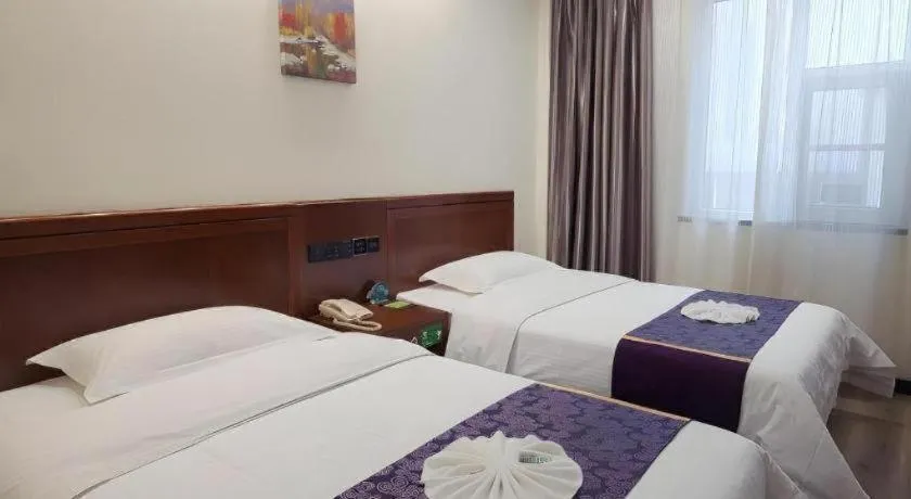 Bed in GreenTree Inn Puyang Ruifengyuan Business Hotel