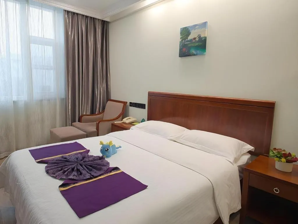 Bed in GreenTree Inn Puyang Ruifengyuan Business Hotel