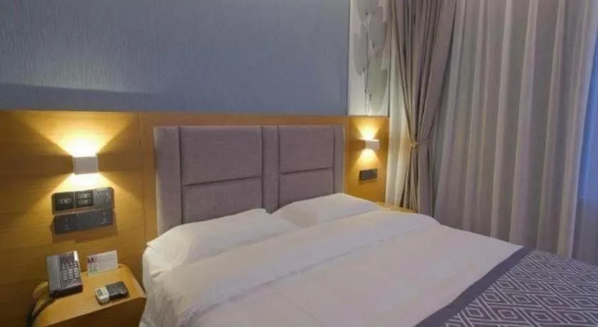 Bed in GreenTree Inn Puyang Ruifengyuan Business Hotel