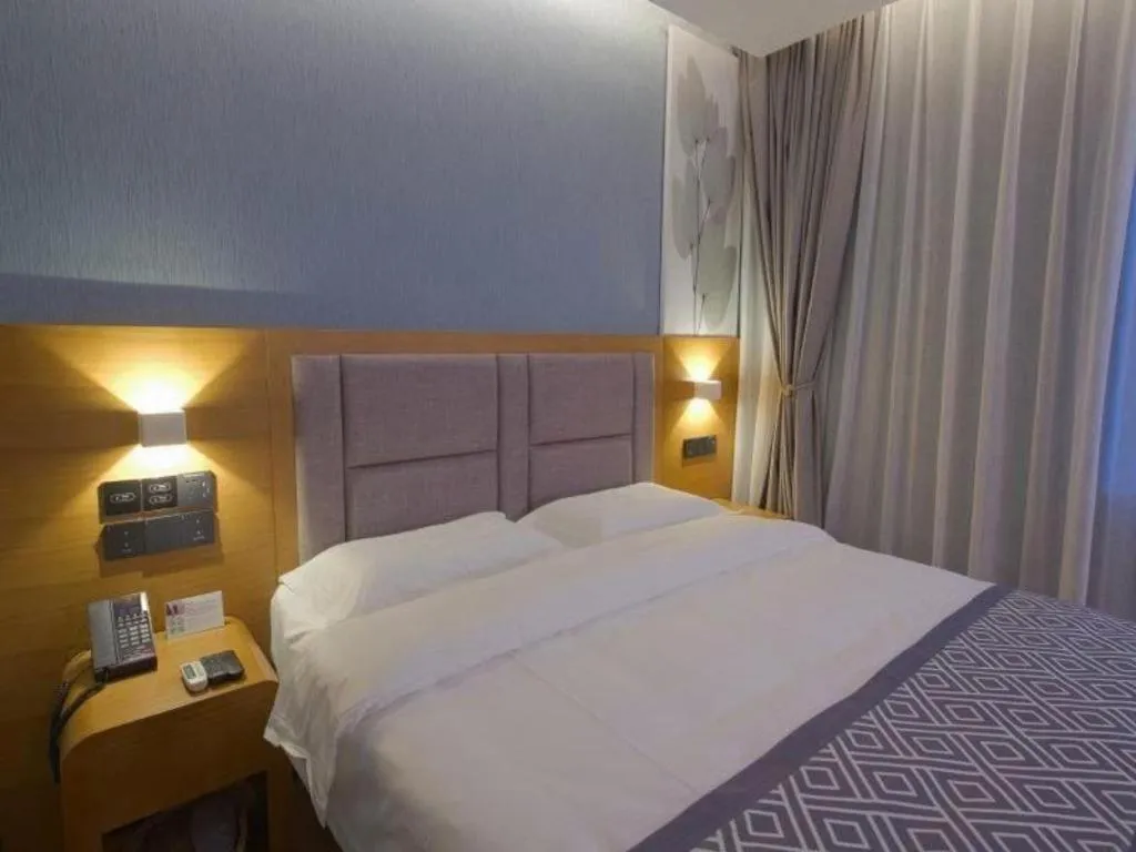 Bed in GreenTree Inn Puyang Ruifengyuan Business Hotel