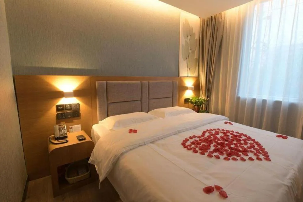 Bed in GreenTree Inn Puyang Ruifengyuan Business Hotel