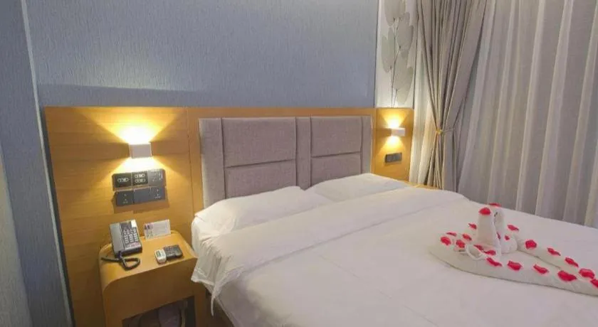 Bed in GreenTree Inn Puyang Ruifengyuan Business Hotel