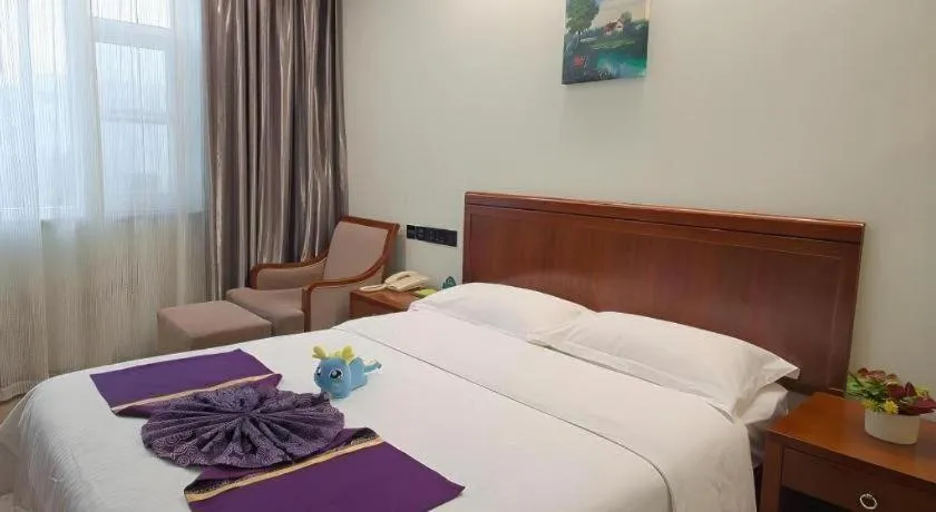 Bed in GreenTree Inn Puyang Ruifengyuan Business Hotel