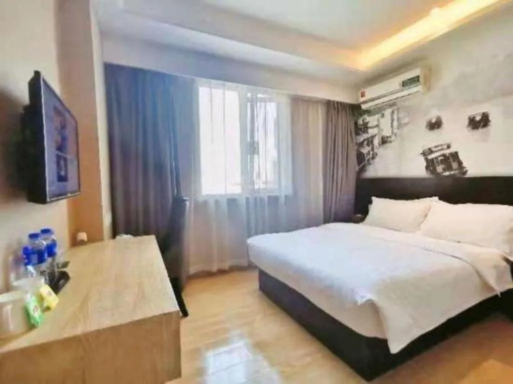 Bed in GreenTree Inn Huzhou South Street Chaoyin Bridge Business Hotel