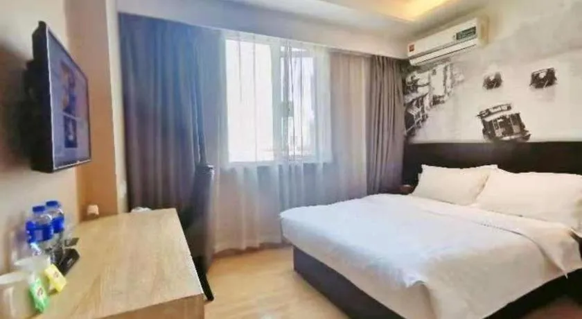Bed in GreenTree Inn Huzhou South Street Chaoyin Bridge Business Hotel