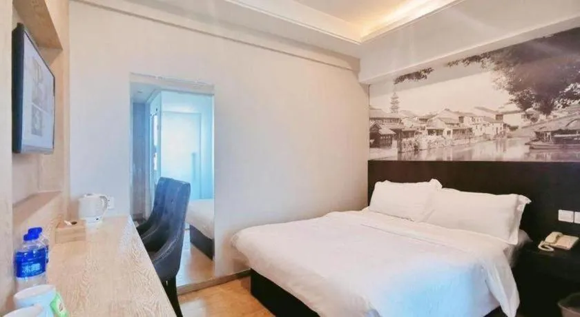 Bed in GreenTree Inn Huzhou South Street Chaoyin Bridge Business Hotel