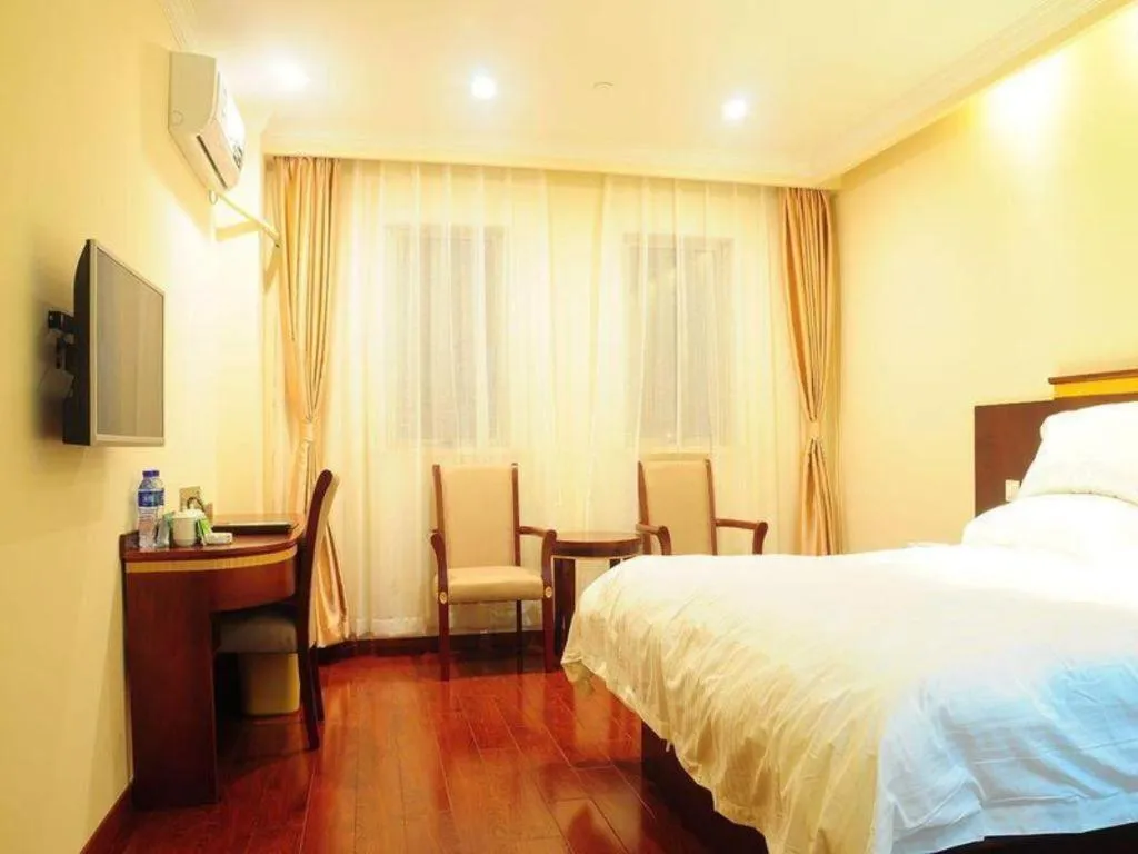 Bed in GreenTree Inn Changshu Zhaoshangcheng Express Hotel