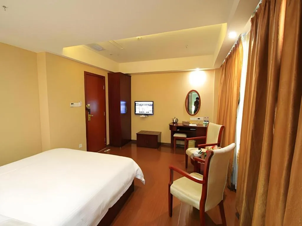 Bed in GreenTree Inn Jieyang North Linjiang Road Express Hotel