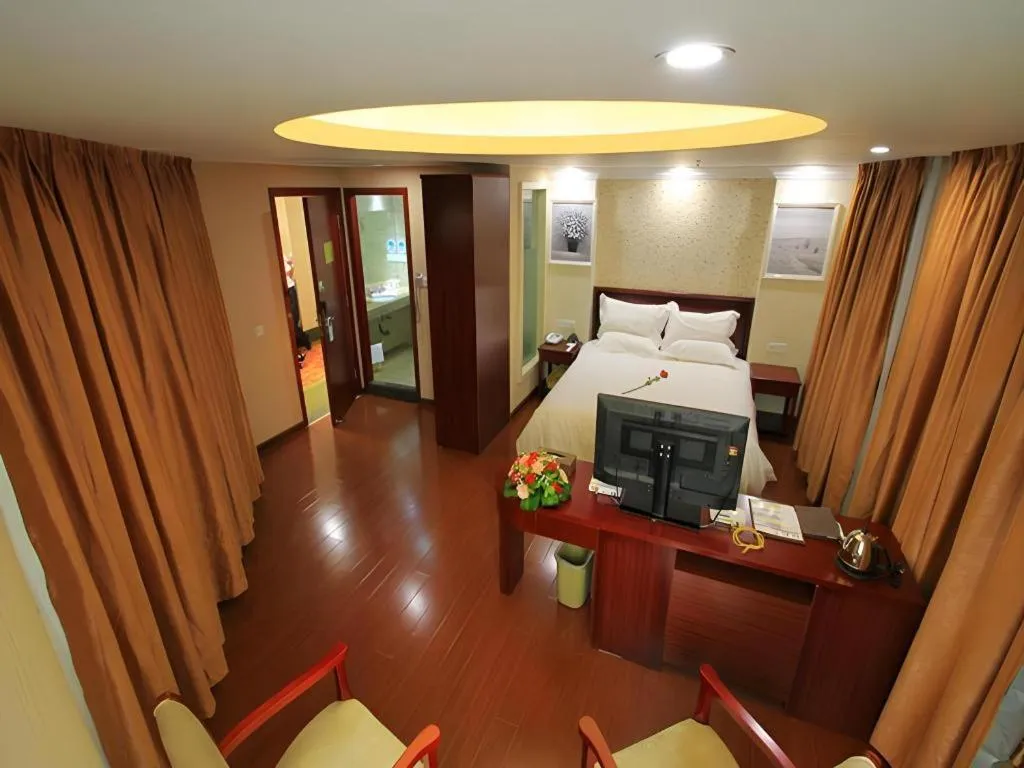 Bed in GreenTree Inn Jieyang North Linjiang Road Express Hotel