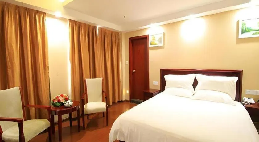 Bed in GreenTree Inn Jieyang North Linjiang Road Express Hotel