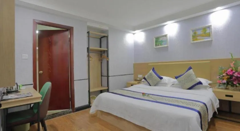 Bed in GreenTree Inn Jieyang North Linjiang Road Express Hotel