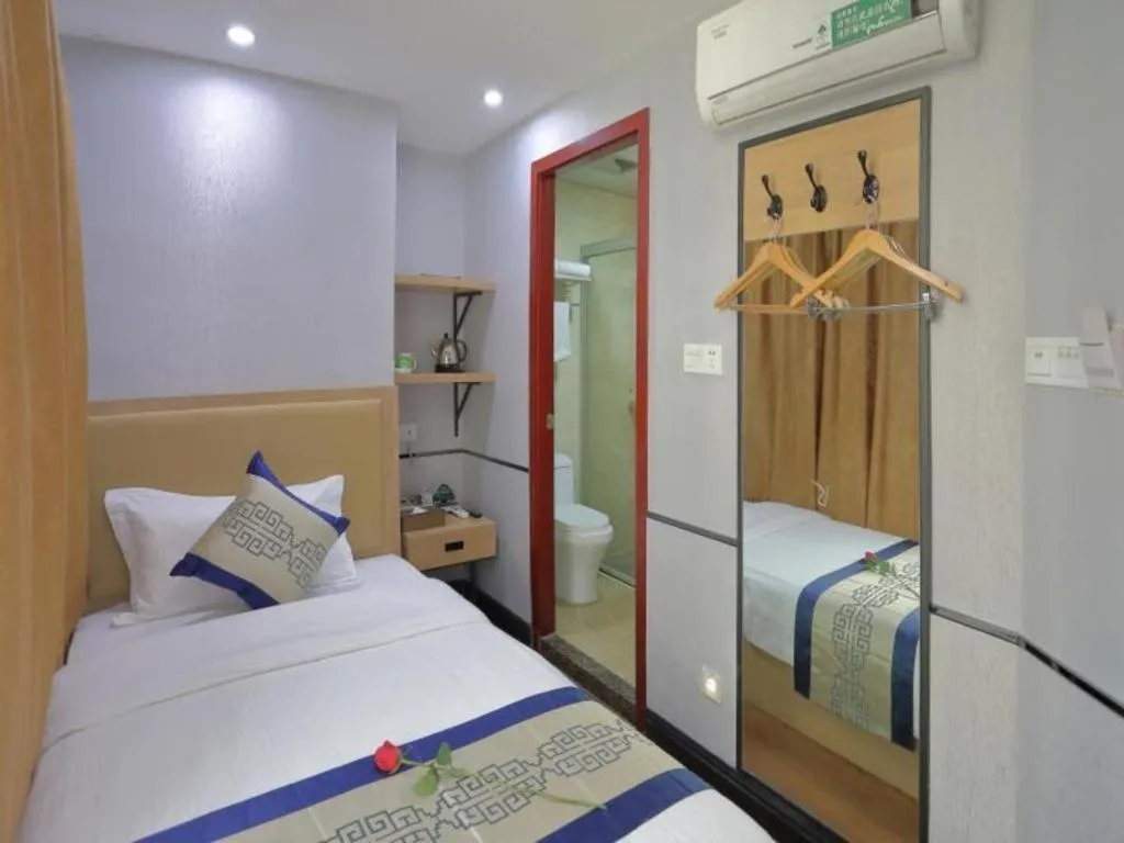 Bed in GreenTree Inn Jieyang North Linjiang Road Express Hotel