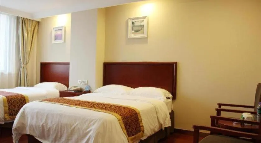 Bed in GreenTree Inn Jieyang North Linjiang Road Express Hotel