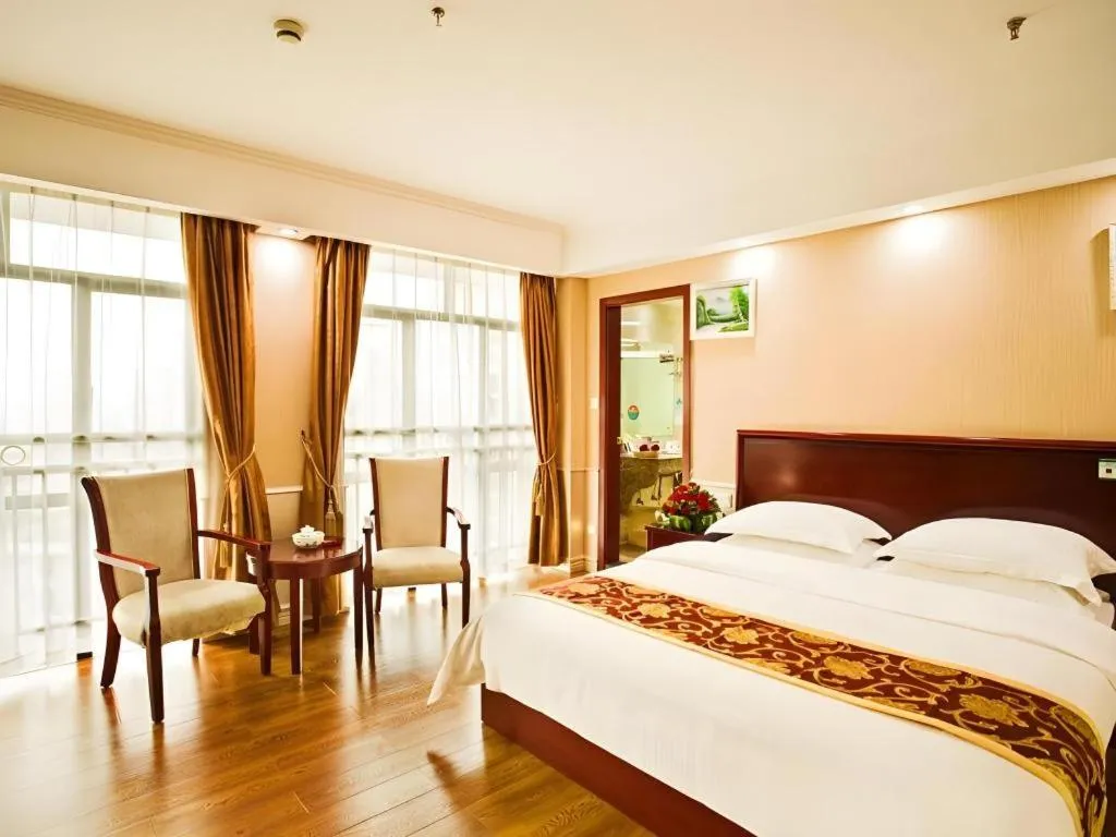 Bed in GreenTree Inn Jieyang North Linjiang Road Express Hotel