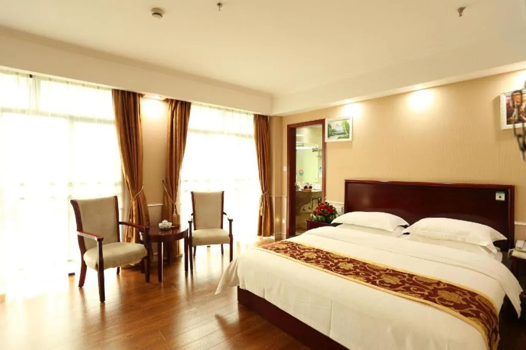 Bed in GreenTree Inn Jieyang North Linjiang Road Express Hotel