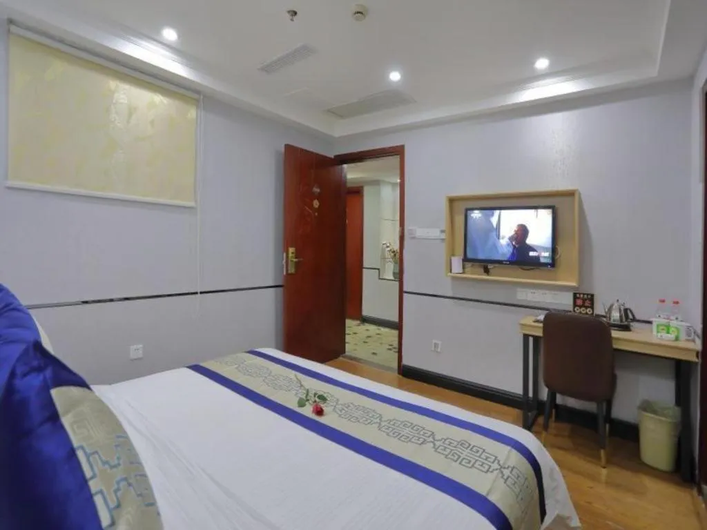 Bed in GreenTree Inn Jieyang North Linjiang Road Express Hotel