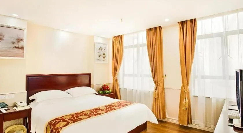 Bed in GreenTree Inn Jieyang North Linjiang Road Express Hotel