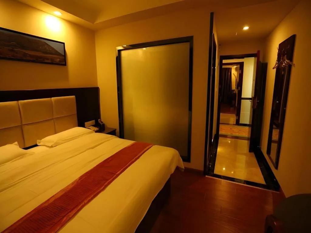 Bed in GreenTree Inn Guangzhou Baiyun International Airport Huaxi Road Express Hotel