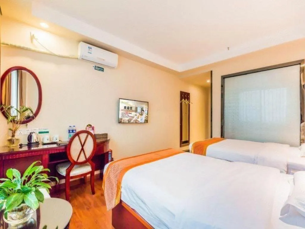 Bed in GreenTree Inn Guangzhou Baiyun International Airport Huaxi Road Express Hotel
