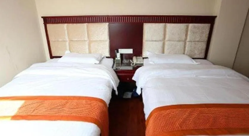 Bed in GreenTree Inn Guangzhou Baiyun International Airport Huaxi Road Express Hotel