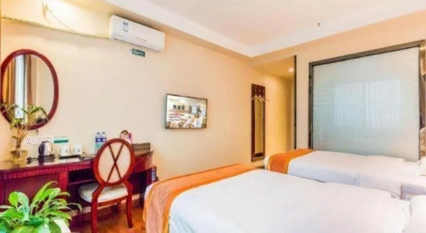 Bed in GreenTree Inn Guangzhou Baiyun International Airport Huaxi Road Express Hotel