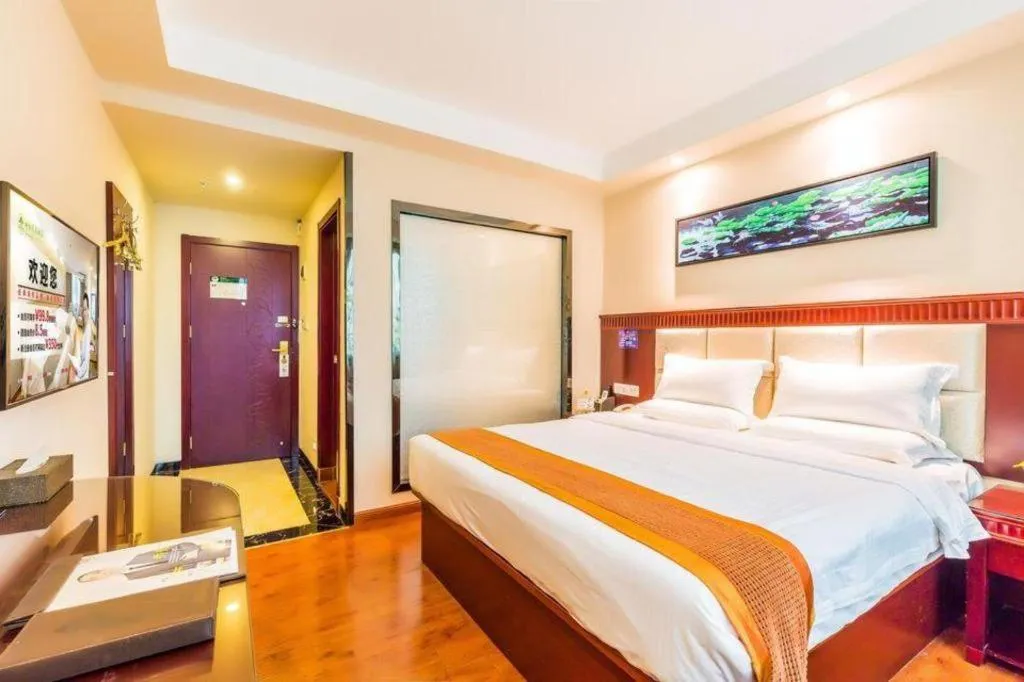 Bed in GreenTree Inn Guangzhou Baiyun International Airport Huaxi Road Express Hotel