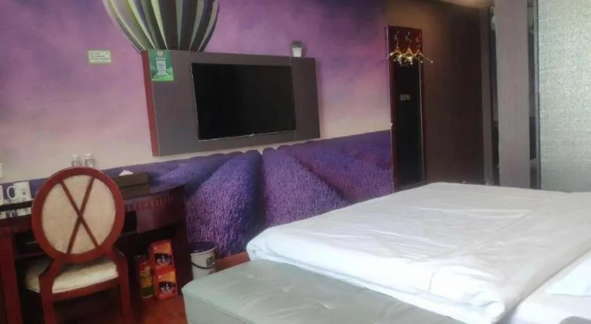 Bed in GreenTree Inn Guangzhou Baiyun International Airport Huaxi Road Express Hotel