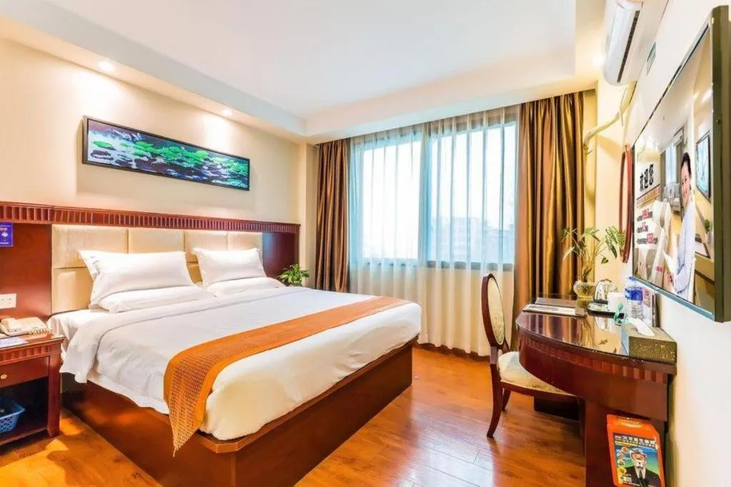 Bed in GreenTree Inn Guangzhou Baiyun International Airport Huaxi Road Express Hotel