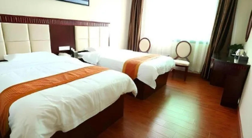 Bed in GreenTree Inn Guangzhou Baiyun International Airport Huaxi Road Express Hotel