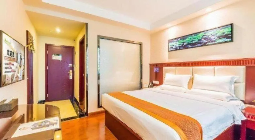 Bed in GreenTree Inn Guangzhou Baiyun International Airport Huaxi Road Express Hotel