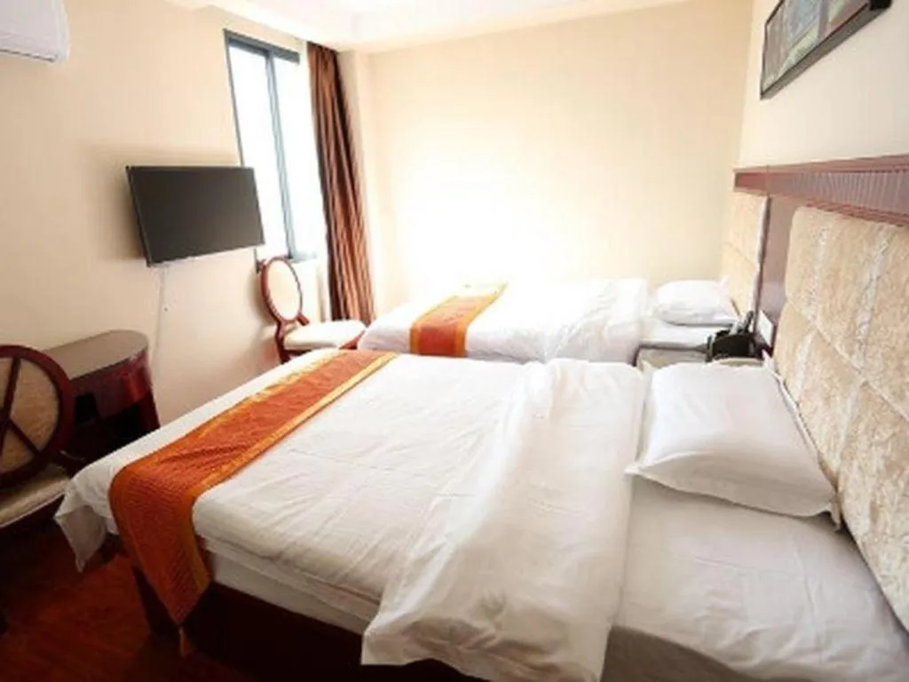 Bed in GreenTree Inn Guangzhou Baiyun International Airport Huaxi Road Express Hotel