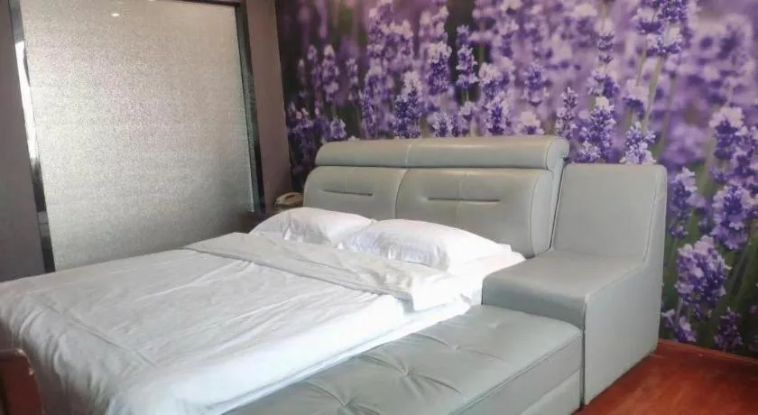 Bed in GreenTree Inn Guangzhou Baiyun International Airport Huaxi Road Express Hotel