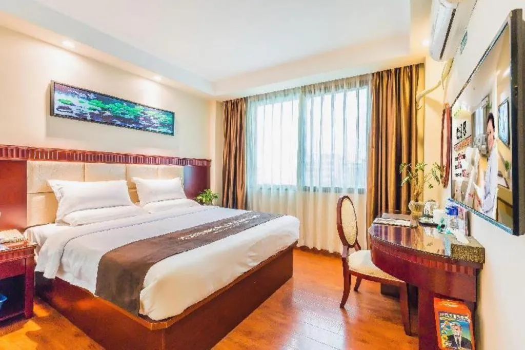 Bed in GreenTree Inn Guangzhou Baiyun International Airport Huaxi Road Express Hotel