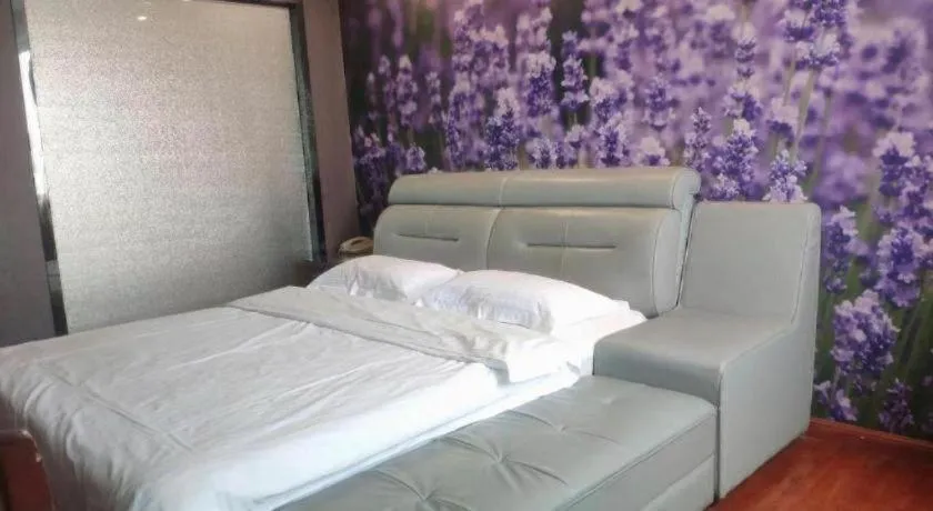 Bed in GreenTree Inn Guangzhou Baiyun International Airport Huaxi Road Express Hotel