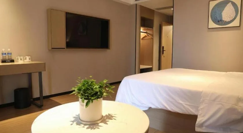 Bed in GreenTree Inn Suzhou Industrial Zone Yangcheng Lake Weiting Mong Kok Express Hotel