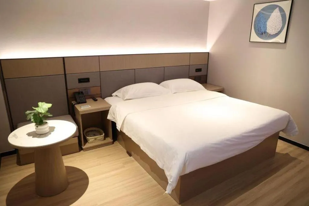 Bed in GreenTree Inn Suzhou Industrial Zone Yangcheng Lake Weiting Mong Kok Express Hotel