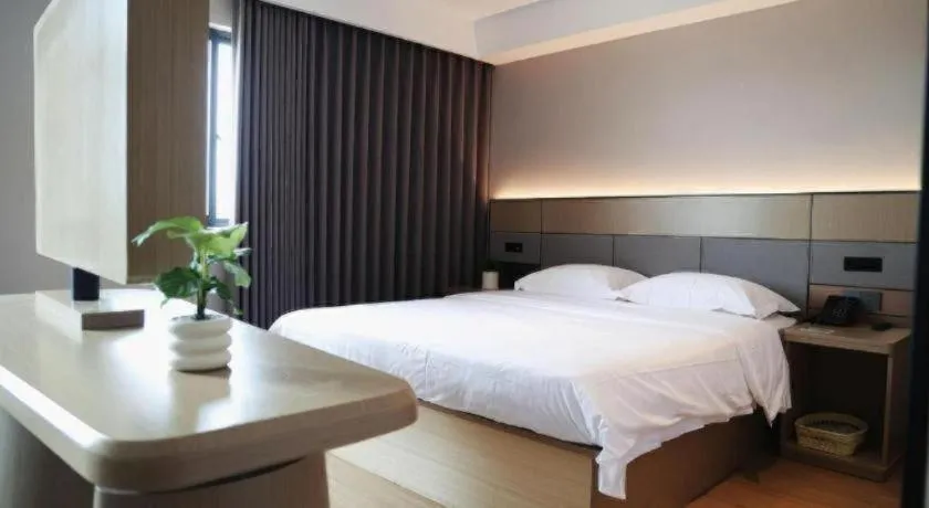 Bed in GreenTree Inn Suzhou Industrial Zone Yangcheng Lake Weiting Mong Kok Express Hotel