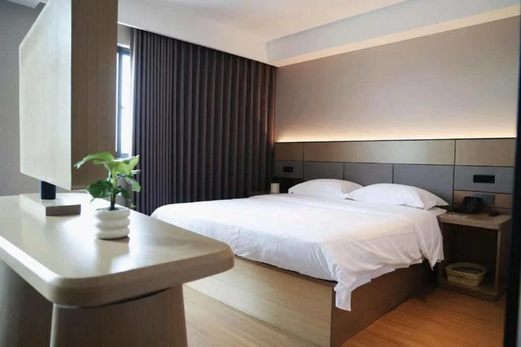 Bed in GreenTree Inn Suzhou Industrial Zone Yangcheng Lake Weiting Mong Kok Express Hotel