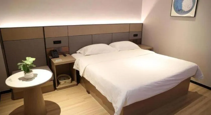 Bed in GreenTree Inn Suzhou Industrial Zone Yangcheng Lake Weiting Mong Kok Express Hotel