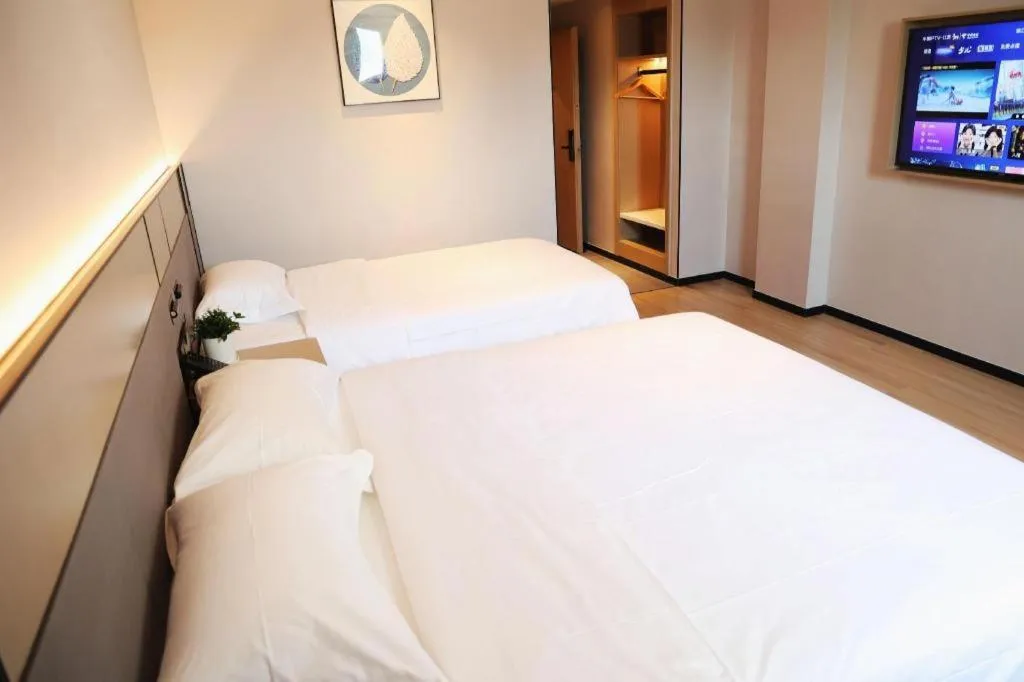 Bed in GreenTree Inn Suzhou Industrial Zone Yangcheng Lake Weiting Mong Kok Express Hotel