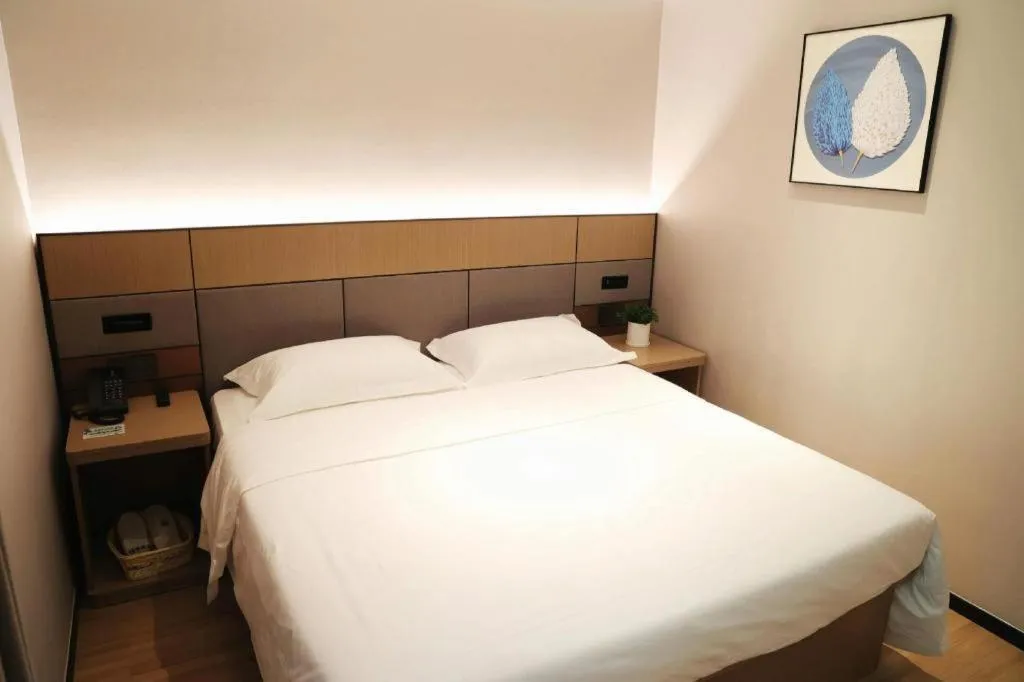 Bed in GreenTree Inn Suzhou Industrial Zone Yangcheng Lake Weiting Mong Kok Express Hotel