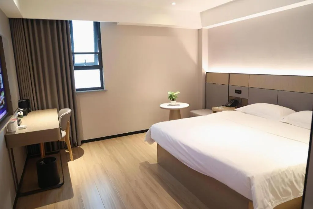 Bed in GreenTree Inn Suzhou Industrial Zone Yangcheng Lake Weiting Mong Kok Express Hotel