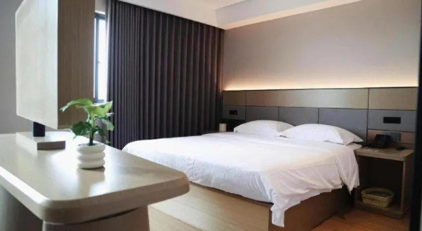 Bed in GreenTree Inn Suzhou Industrial Zone Yangcheng Lake Weiting Mong Kok Express Hotel