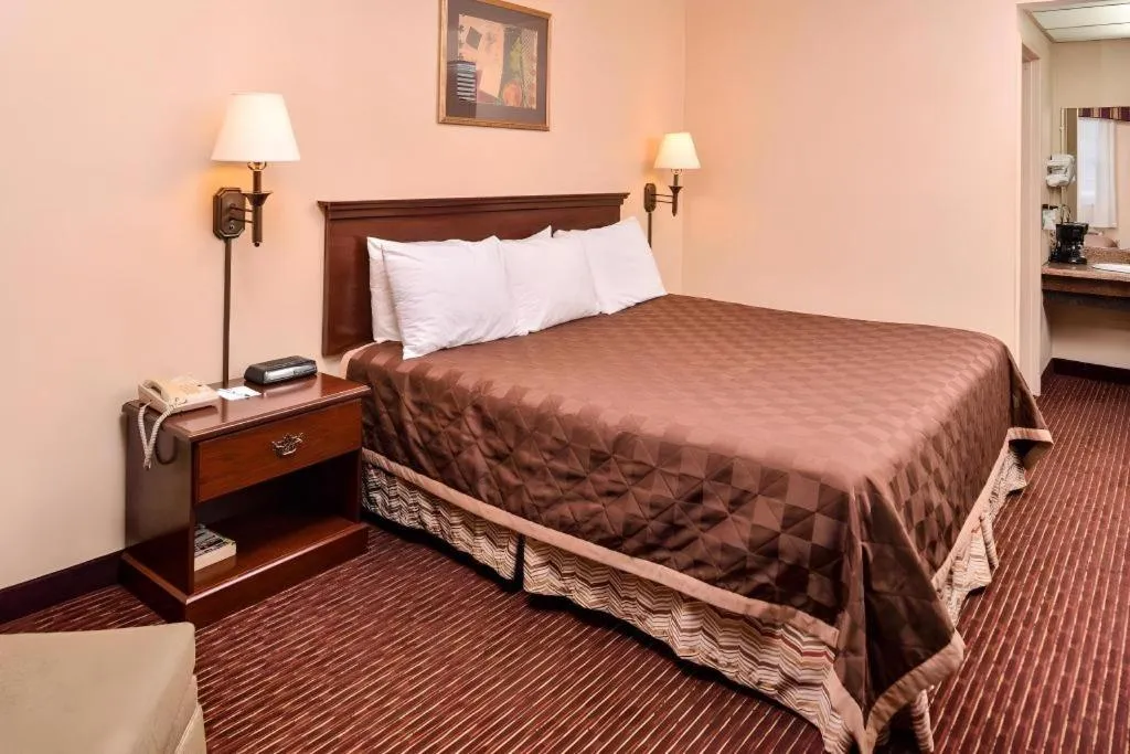 Bed in Americas Best Value Inn Alliance