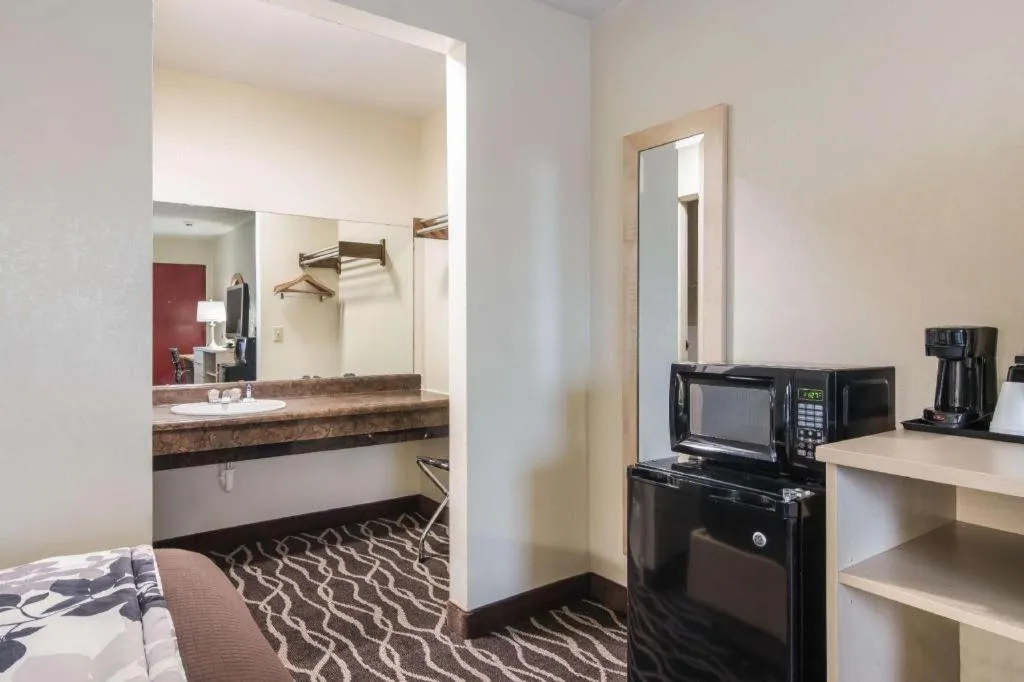 Bed in Americas Best Value Inn Alliance