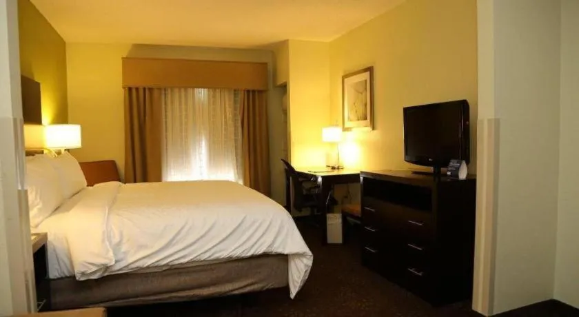 Bed in Holiday Inn Express Hotel & Suites Cleveland - Ms By IHG