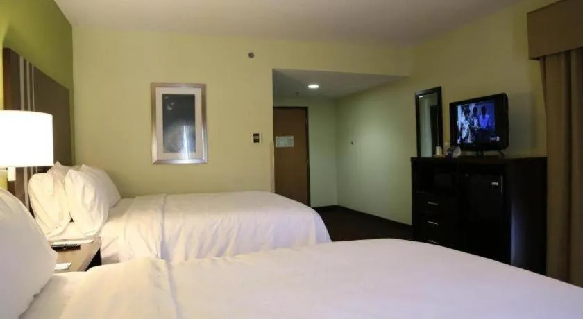 Bed in Holiday Inn Express Hotel & Suites Cleveland - Ms By IHG
