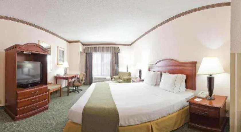 Bed in Holiday Inn Express Hotel & Suites Cleveland - Ms By IHG