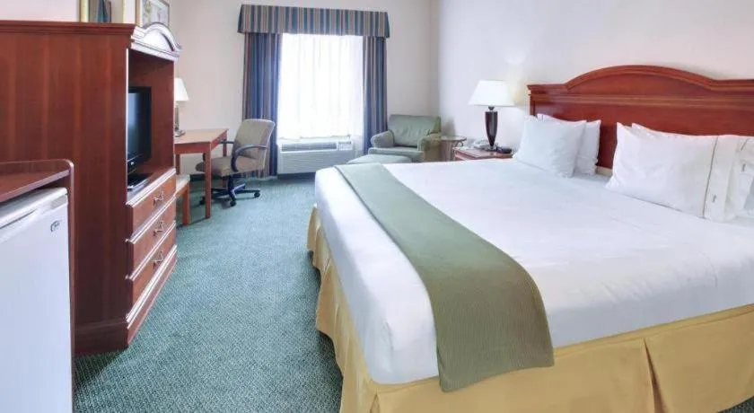Bed in Holiday Inn Express Hotel & Suites Cleveland - Ms By IHG